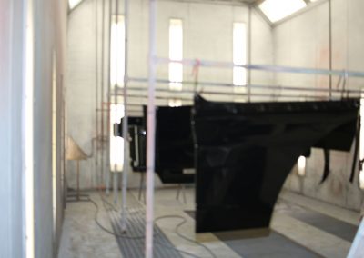 Spuitwerk gedemonteerde stukken vrachtwagen