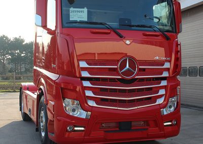 Herspuiten en herstellen carrosserie trekker