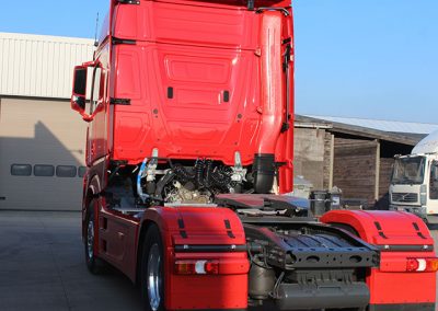 Herstellen carrosserie en herspuiten trekker