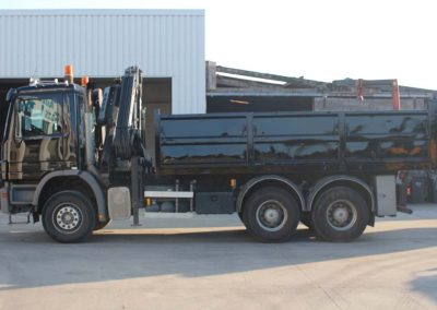 Herspuiten laadbak en kraan - Autobedrijf Labeeuw