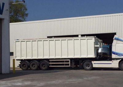 Herspuiten laadbak vrachtwagen