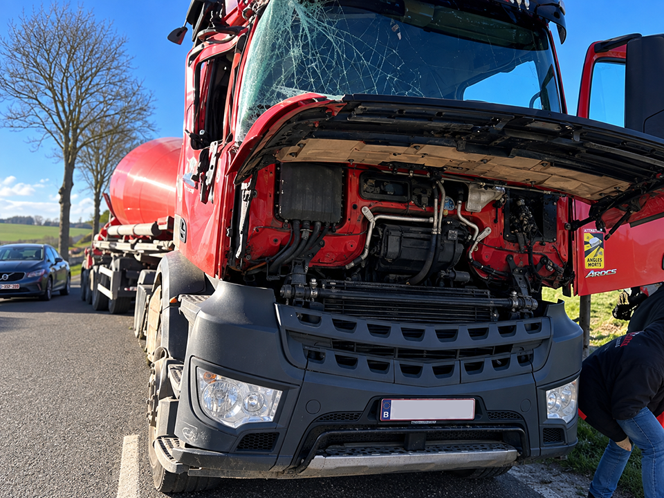 Herstellen vrachtwagencabine - vervangen cabine oplegger - Autobedrijf Labeeuw -West-vlaanderen